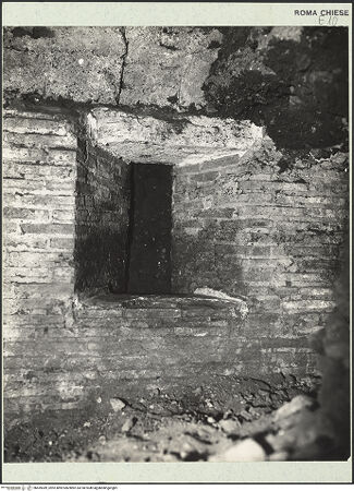 Vorderseite von ICCD [https://www.deutsche-digitale-bibliothek.de/content/lizenzen/rv-ez/] Santi Quattro CoronatiInneres - Lampennische, bh459389_recto. Foto.