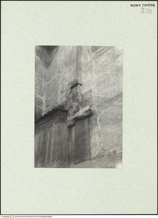 Vorderseite von Bibliotheca Hertziana [https://www.deutsche-digitale-bibliothek.de/content/lizenzen/rv-fz/] Santi Quattro CoronatiÄußeresZweiter Hof - Nordwestliche Ecke mit dem südöstlichen Pfeiler des karolingischen Schiffes, Detail, bh459390_recto. Foto.