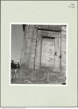 Vorderseite von Bibliotheca Hertziana [https://www.deutsche-digitale-bibliothek.de/content/lizenzen/rv-fz/] Reiterdenkmal des Erasmus da Narni: il GattamelataAls Mausoleum gestalteter Sockel - Westseite, bh460293_recto. Foto.