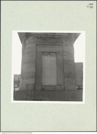 Vorderseite von Bibliotheca Hertziana [https://www.deutsche-digitale-bibliothek.de/content/lizenzen/rv-fz/] Reiterdenkmal des Erasmus da Narni: il GattamelataAls Mausoleum gestalteter Sockel - Ostseite, bh460294_recto. Foto.