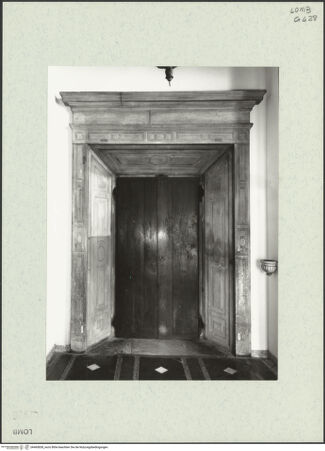 Vorderseite von Bibliotheca Hertziana [https://www.deutsche-digitale-bibliothek.de/content/lizenzen/rv-fz/] Santa Maria presso San CelsoErste Sakristei - Portal zum Kirchenraum, bh460838_recto. Foto: Fichera, Gabriele.