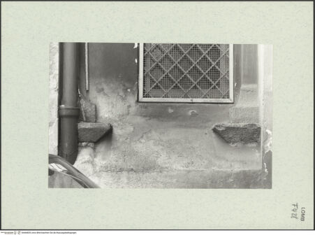 Vorderseite von Bibliotheca Hertziana [https://www.deutsche-digitale-bibliothek.de/content/lizenzen/rv-fz/] Santa Maria presso San CelsoErste Sakristei - Außenansicht, Detail mit Konsolen, bh460839_recto. Foto: Fichera, Gabriele.