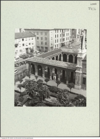 Vorderseite von Bibliotheca Hertziana [https://www.deutsche-digitale-bibliothek.de/content/lizenzen/rv-fz/] Santa Maria presso San Celso - Luftaufnahme von Süden, bh460847_recto. Foto: Fichera, Gabriele.