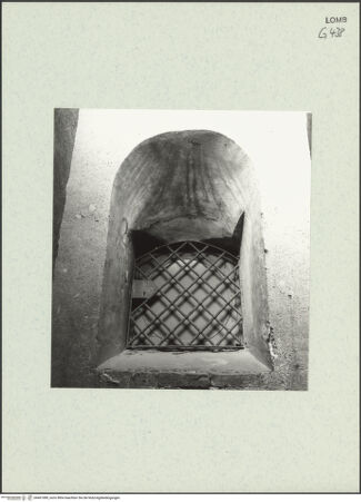 Vorderseite von Bibliotheca Hertziana [https://www.deutsche-digitale-bibliothek.de/content/lizenzen/rv-fz/] Santa Maria presso San Celso - Blick vom Dachboden auf den Binnenchor: Fenster der inneren Mauerschale, bh461089_recto. Foto: Fichera, Gabriele.