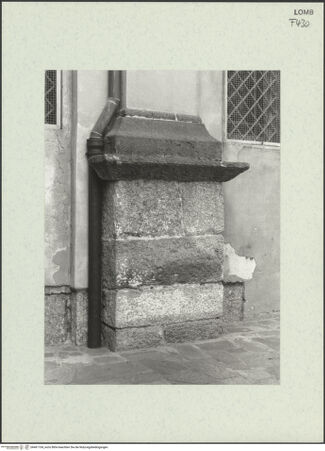 Vorderseite von Bibliotheca Hertziana [https://www.deutsche-digitale-bibliothek.de/content/lizenzen/rv-fz/] Santa Maria presso San CelsoNordfassade - Postament des 2. Jahrzehnts des 16. Jahrhunderts, bh461104_recto. Foto: Fichera, Gabriele.