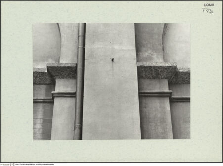 Vorderseite von Bibliotheca Hertziana [https://www.deutsche-digitale-bibliothek.de/content/lizenzen/rv-fz/] Santa Maria presso San CelsoNordfassade - Detail, bh461105_recto. Foto: Fichera, Gabriele.