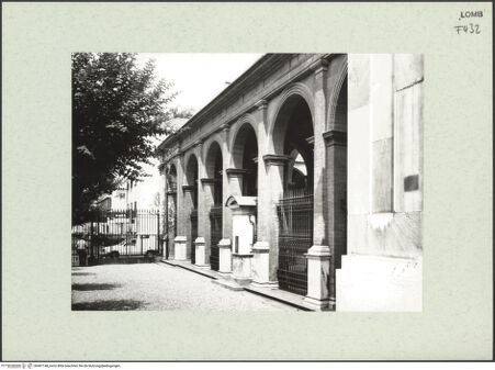 Vorderseite von Bibliotheca Hertziana [https://www.deutsche-digitale-bibliothek.de/content/lizenzen/rv-fz/] Santa Maria presso San CelsoSudfassade - Ansicht von Südosten, bh461148_recto. Foto: Fichera, Gabriele.