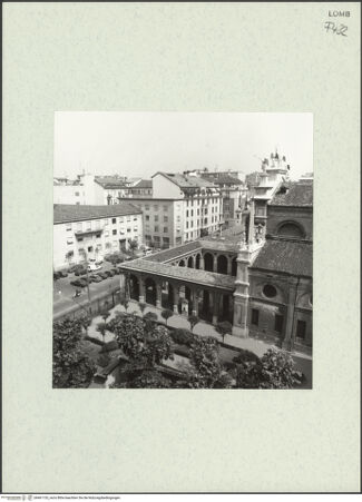 Vorderseite von Bibliotheca Hertziana [https://www.deutsche-digitale-bibliothek.de/content/lizenzen/rv-fz/] Santa Maria presso San Celso - Luftaufnahme von Südosten, bh461153_recto. Foto: Fichera, Gabriele.