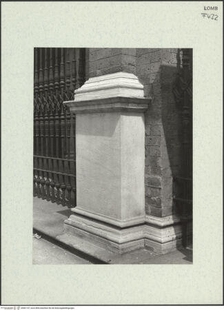 Vorderseite von Bibliotheca Hertziana [https://www.deutsche-digitale-bibliothek.de/content/lizenzen/rv-fz/] Santa Maria presso San CelsoSudfassade - Pilasterpostament, bh461157_recto. Foto: Fichera, Gabriele.