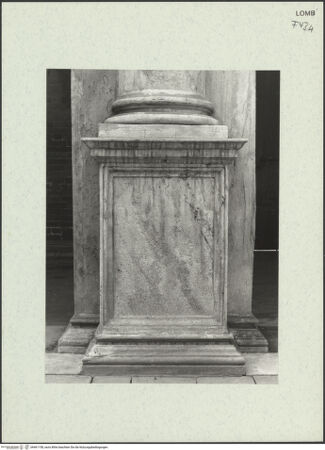 Vorderseite von Bibliotheca Hertziana [https://www.deutsche-digitale-bibliothek.de/content/lizenzen/rv-fz/] Santa Maria presso San Celso - Säulenpostament, bh461158_recto. Foto: Fichera, Gabriele.