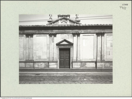 Vorderseite von Bibliotheca Hertziana [https://www.deutsche-digitale-bibliothek.de/content/lizenzen/rv-fz/] Santa Maria presso San CelsoWestfassade - Detail mit mittlerem Portal, bh461159_recto. Foto: Fichera, Gabriele.