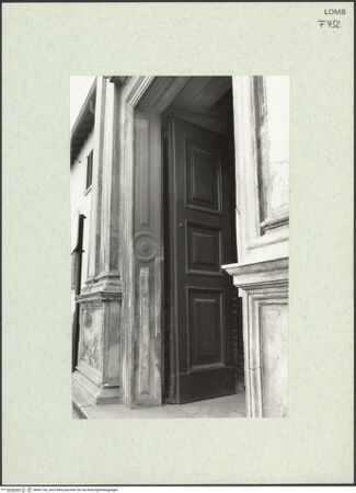 Vorderseite von Bibliotheca Hertziana [https://www.deutsche-digitale-bibliothek.de/content/lizenzen/rv-fz/] Santa Maria presso San CelsoWestfassade - Linkes Portal, bh461160_recto. Foto: Fichera, Gabriele.