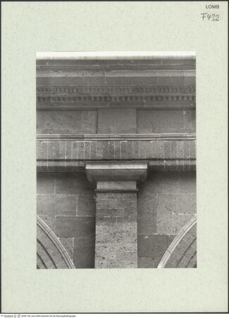 Vorderseite von Bibliotheca Hertziana [https://www.deutsche-digitale-bibliothek.de/content/lizenzen/rv-fz/] Santa Maria presso San CelsoSudfassade - Pilasterkapitell und Gebälk, bh461166_recto. Foto: Fichera, Gabriele.