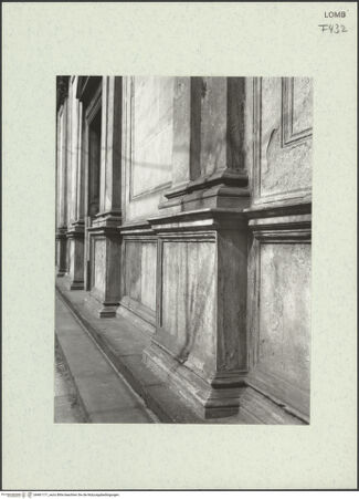 Vorderseite von Bibliotheca Hertziana [https://www.deutsche-digitale-bibliothek.de/content/lizenzen/rv-fz/] Santa Maria presso San CelsoWestfassade - Sockelzone von Südwesten, bh461171_recto. Foto: Fichera, Gabriele.
