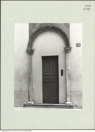 Vorderseite von Bibliotheca Hertziana [https://www.deutsche-digitale-bibliothek.de/content/lizenzen/rv-fz/] Santa Maria presso San Celso - Ehemaliges Portal des Bruderschaftshauses, eingelassen in den Kirchenbau am Corso Italia, bh461174_recto. Foto: Fichera, Gabriele.