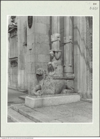 Vorderseite von Lieberman, Ralph [https://www.deutsche-digitale-bibliothek.de/content/lizenzen/rv-ez/] Mittleres Westportal (Erdgeschoss)Atlanten, Löwen und Säulen (Kopien) - Linker Löwe und Telamon von Südwesten, bh461274_recto. Foto: Lieberman, Ralph.