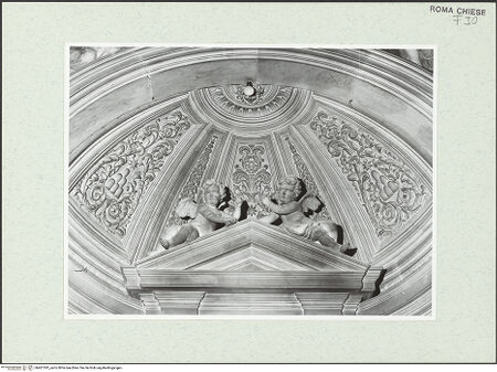 Vorderseite von Sopr. BAS ROMA [https://www.deutsche-digitale-bibliothek.de/content/lizenzen/rv-fz/] Putti - Konche mit Giebel und Putti, bh461392_recto. Foto.