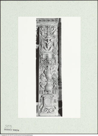 Vorderseite von Sopr. BAS ROMA [https://www.deutsche-digitale-bibliothek.de/content/lizenzen/rv-ez/] Ornamentale Dekoration - linke Seite, Pilaster rechts des Grabmals , bh461397_recto. Foto.