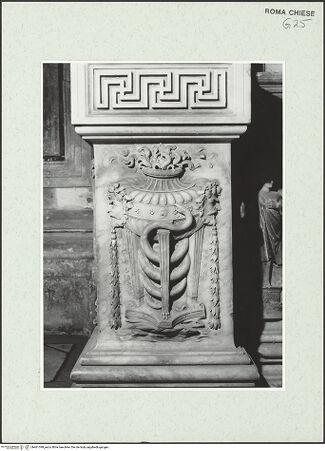 Vorderseite von Sopr. BAS ROMA [https://www.deutsche-digitale-bibliothek.de/content/lizenzen/rv-ez/] Ornamentale Dekoration - linke Seite, äußerer Pilaster innen, Piedestal , bh461399_recto. Foto.