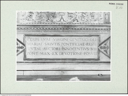 Vorderseite von Sopr. BAS ROMA [https://www.deutsche-digitale-bibliothek.de/content/lizenzen/rv-fz/] Tabernakel - Detail: Inschrift, nach der Restaurierung 1985, bh461495_recto. Foto.