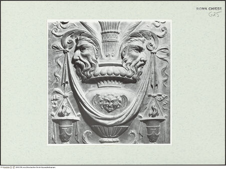 Vorderseite von Sopr. BAS ROMA [https://www.deutsche-digitale-bibliothek.de/content/lizenzen/rv-ez/] Ornamentale Dekoration - linke Seite, Pilaster rechts, innen, Detail: Vase mit zwei Maskarons, bh461548_recto. Foto.