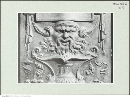 Vorderseite von Sopr. BAS ROMA [https://www.deutsche-digitale-bibliothek.de/content/lizenzen/rv-ez/] Ornamentale Dekoration - linke Seite, Pilaster rechts des Grabmals, Detail, bh461549_recto. Foto.
