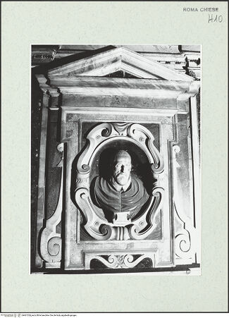 Vorderseite von Sopr. BAS ROMA [https://www.deutsche-digitale-bibliothek.de/content/lizenzen/rv-ez/] Grabmal des Giulio Benigni - Detail: Büste von Giulio Benigni mit Rahmenarchitektur, frontal, bh461554_recto. Foto.