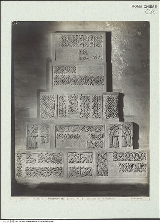 Vorderseite von Alinari [https://rightsstatements.org/page/CNE/1.0/] Schola Cantorum - Detail: Ornamentplatten vor der Restaurierung und Rekonstruktion von 1936, bh461740_recto. Foto.