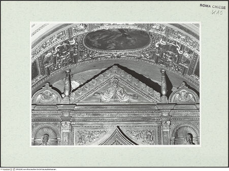 Vorderseite von Sopr. BAS ROMA [https://www.deutsche-digitale-bibliothek.de/content/lizenzen/rv-ez/] Santa Maria della Pace - Oktogon, 3. Kapelle links (del Crocifisso), Detail: Altarbekrönung und Gewölbe, bh462280_recto. Foto.