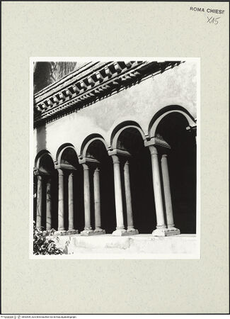 Vorderseite von Bibliotheca Hertziana [https://www.deutsche-digitale-bibliothek.de/content/lizenzen/rv-fz/] Santi Quattro CoronatiInneres - Arkadenreihe, Detail, bh462559_recto. Foto.