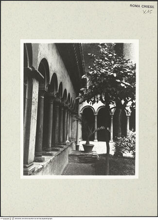 Vorderseite von Bibliotheca Hertziana [https://www.deutsche-digitale-bibliothek.de/content/lizenzen/rv-fz/] Santi Quattro CoronatiInneres - Innenhof, Detail, bh462560_recto. Foto.