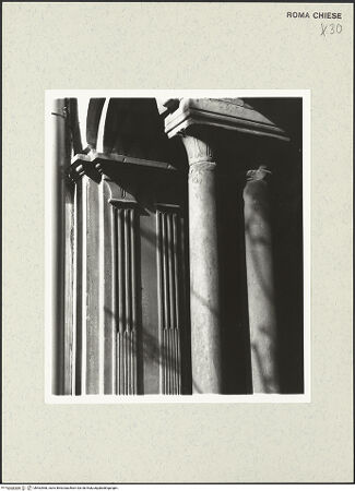 Vorderseite von Bibliotheca Hertziana [https://www.deutsche-digitale-bibliothek.de/content/lizenzen/rv-fz/] Santi Quattro CoronatiInneres - Arkaden, Detail: Pfeiler und Zwillingssäule, bh462568_recto. Foto.