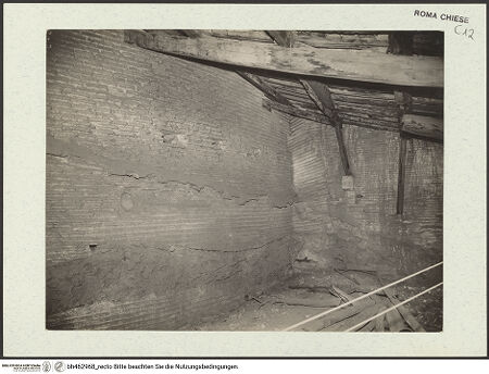 Vorderseite von unbekannt [https://www.deutsche-digitale-bibliothek.de/content/lizenzen/rv-fz/] Santa Croce in Gerusalemme - Blinder Raum über der Apsis, Mauerwerk (links Apsis, rechts Fensterbögen aus dem III.-IV. Jh.), bh462968_recto. Foto.