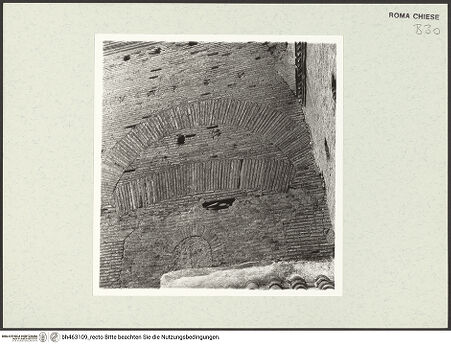 Vorderseite von Bibliotheca Hertziana [http://creativecommons.org/licenses/by-nc-sa/4.0/] Santa Croce in Gerusalemme - Fassade, Fenster aus dem 3. Jahrhundert, vermauert im 12. Jahrhundert, bh463109_recto. Foto.