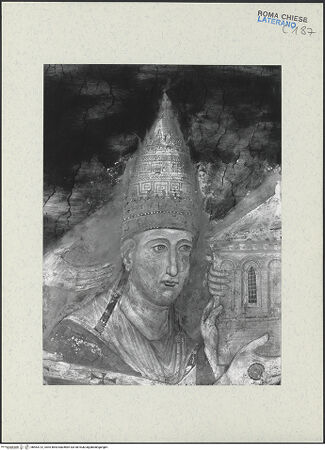 Vorderseite von ICCD [https://www.deutsche-digitale-bibliothek.de/content/lizenzen/rv-ez/] FreskenzyklusPapst Nikolaus III., in Begleitung von Petrus und Paulus, präsentiert das Modell von Sancta Sanctorum - Kopfdetail des Papstes, vor der Restaurierung 1992-1994, bh463722_recto. Foto.