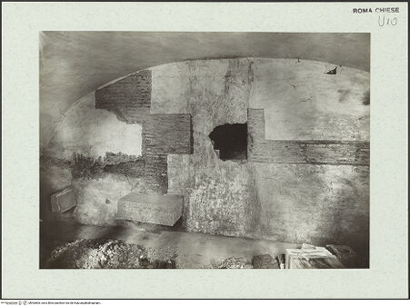 Vorderseite von unbekannt [https://www.deutsche-digitale-bibliothek.de/content/lizenzen/rv-fz/] San Eusebio - Römische Mauer mit frühchristlichen Veränderungen, hinter der mittelalterlichen Apsis, aus Nordosten, bh463805_recto. Foto.