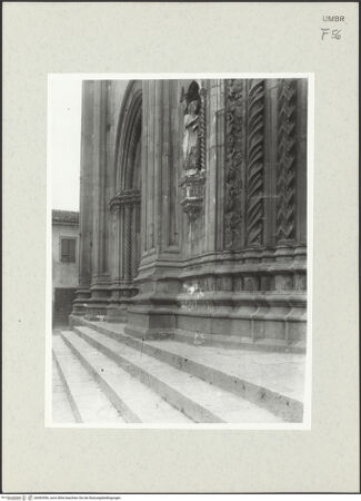 Vorderseite von Bibliotheca Hertziana [https://www.deutsche-digitale-bibliothek.de/content/lizenzen/rv-fz/] San FortunatoNordfassade - Untergeschoss; Gewände von Haupt- und linkem Seitenportal von rechts, Detail, bh463956_recto. Foto: Krautheimer, Richard.