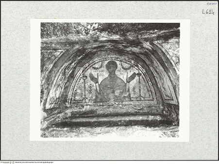 Vorderseite von Bibliotheca Hertziana [https://www.deutsche-digitale-bibliothek.de/content/lizenzen/rv-fz/] Der heilige Proculus im Orantengestus zwischen 2 brennenden Kerzen - Gesamtansicht, bh464956_recto. Foto: Savio, Oscar.