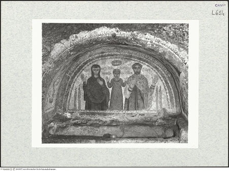 Vorderseite von Bibliotheca Hertziana [https://www.deutsche-digitale-bibliothek.de/content/lizenzen/rv-fz/] Arcosolium der Familie des Theotecnus (Theotecnus und seine Frau Ilaritas zu Seiten ihrer Tochter Nonnosa im Orantengestus) - Gesamtansicht (nach der Restaurierung), bh464957_recto. Foto: Savio, Oscar.