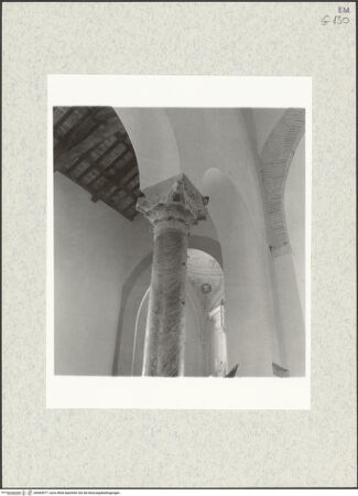 Vorderseite von Bibliotheca Hertziana [https://www.deutsche-digitale-bibliothek.de/content/lizenzen/rv-fz/] Kapitelle des Langhauses - Säule mit Kapitell, bh464977_recto. Foto: Krautheimer, Richard.