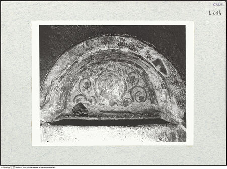 Vorderseite von Bibliotheca Hertziana [https://www.deutsche-digitale-bibliothek.de/content/lizenzen/rv-fz/] Arcosolium mit Bildnis des Verstorbenen im Clipeus - Gesamtansicht, bh464989_recto. Foto: Savio, Oscar.