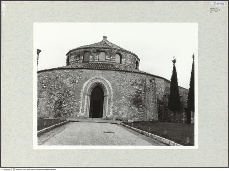 Vorderseite von Bibliotheca Hertziana [https://www.deutsche-digitale-bibliothek.de/content/lizenzen/rv-fz/] Sant'Angelo - Ansicht von Süden mit Portal des 14. Jahrhunderts, bh465539_recto. Foto: Krautheimer, Richard.