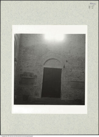 Vorderseite von Bibliotheca Hertziana [https://www.deutsche-digitale-bibliothek.de/content/lizenzen/rv-fz/] Sant'Eufemia - Innenfassade, Mittelschiff, Hauptportal, bh465768_recto. Foto: Krautheimer, Richard.