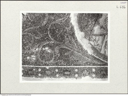 Vorderseite von Bibliotheca Hertziana [https://www.deutsche-digitale-bibliothek.de/content/lizenzen/rv-fz/] Arcosolium des heiligen (?) Quodvultdeus, Bischof von Karthago - Akanthusranke und Gemmenbordüre, Detail, bh465785_recto. Foto: Savio, Oscar.