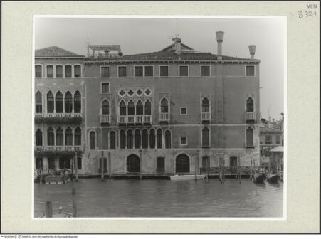 Vorderseite von Lieberman, Ralph [https://www.deutsche-digitale-bibliothek.de/content/lizenzen/rv-ez/] Palazzo Sagredo - Fassade zum Canal Grande, bh465818_recto. Foto.