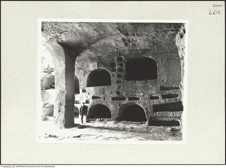 Vorderseite von Bibliotheca Hertziana [https://www.deutsche-digitale-bibliothek.de/content/lizenzen/rv-fz/] Catacombe di San GennaroHypogäen "E" und "C" hinter der Apsis von San Gennaro - Nordwand des Hypogäums C, bh465840_recto. Foto: Savio, Oscar.