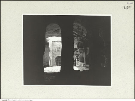 Vorderseite von Bibliotheca Hertziana [https://www.deutsche-digitale-bibliothek.de/content/lizenzen/rv-fz/] Catacombe di San GennaroHypogäen "E" und "C" hinter der Apsis von San Gennaro - Hypogäum C, bh465841_recto. Foto: Savio, Oscar.