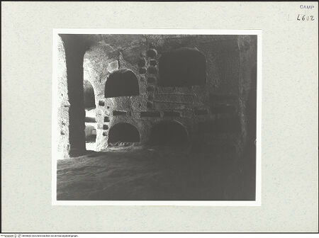 Vorderseite von Bibliotheca Hertziana [https://www.deutsche-digitale-bibliothek.de/content/lizenzen/rv-fz/] Catacombe di San GennaroHypogäen "E" und "C" hinter der Apsis von San Gennaro - Nordwand des Hypogäums C, bh465842_recto. Foto: Savio, Oscar.