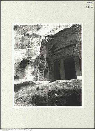 Vorderseite von Bibliotheca Hertziana [https://www.deutsche-digitale-bibliothek.de/content/lizenzen/rv-fz/] Catacombe di San GennaroHypogäen "E" und "C" hinter der Apsis von San Gennaro - Arkade des Hypogäums C, bh465844_recto. Foto: Savio, Oscar.