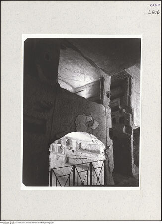 Vorderseite von Bibliotheca Hertziana [https://www.deutsche-digitale-bibliothek.de/content/lizenzen/rv-fz/] Catacombe di San GennaroCatacomba Superiore - Eingang zur Confessio di San Gennaro, darüber eine der Nischen des alten Hypogäums, bh465845_recto. Foto: Savio, Oscar.